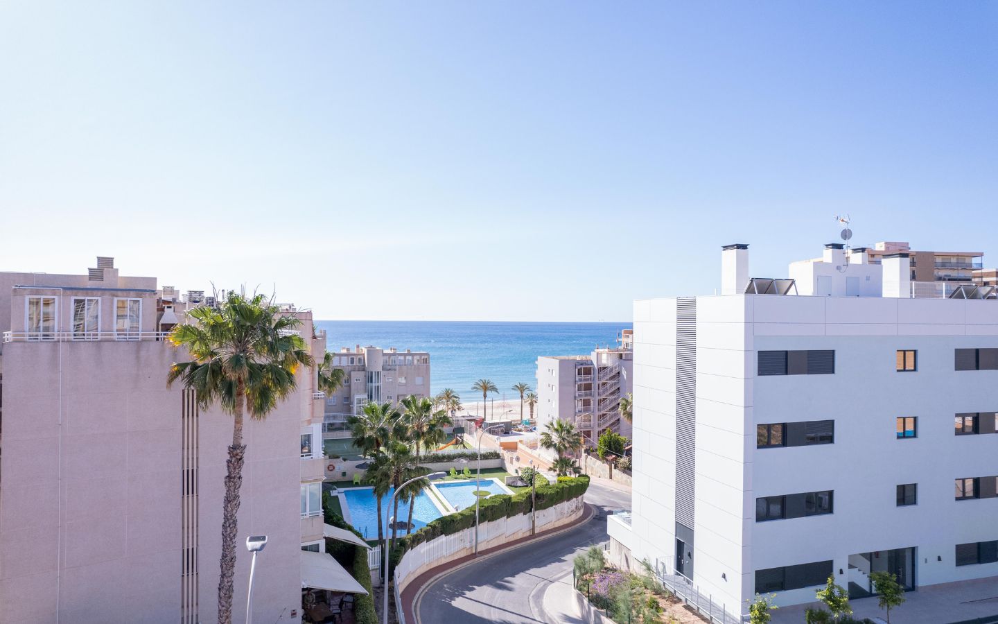 Vista su Playa Muchavista dal nuovo complesso residenziale di El Campello, a pochi passi dalla spiaggia e dal lungomare.