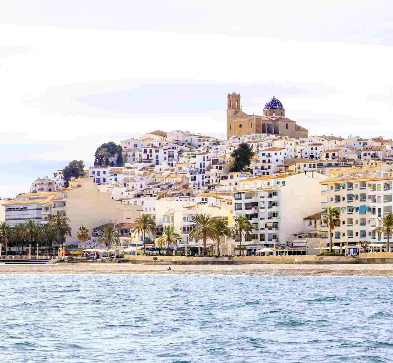Uitzicht op de blauwe koepelkerk in Altea, Costa Blanca Noord – Heerlijk Spanje
