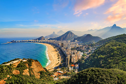 O Rio de Janeiro combina praias icónicas, natureza exuberante e uma vibrante vida cultural. Entre o mar e a montanha, a cidade oferece um estilo de vida único e um mercado imobiliário muito procurado, tanto para habitação como para investimento.