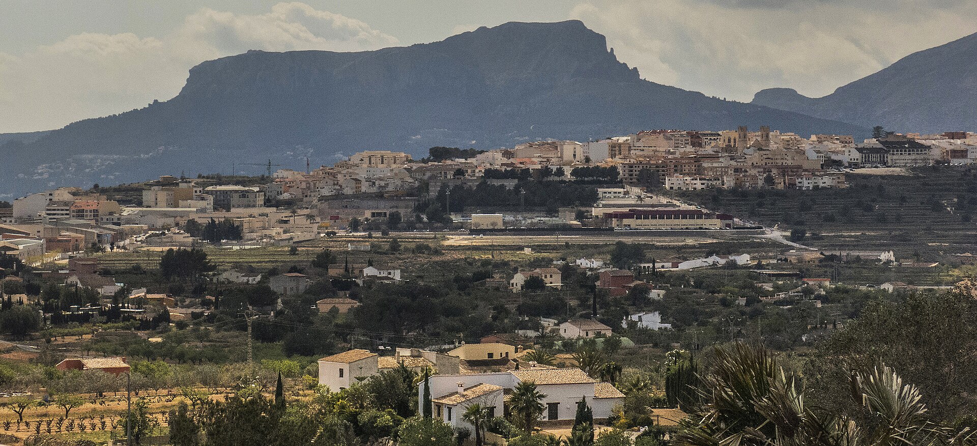 Benissa con la Sierra de Bernia al fondo