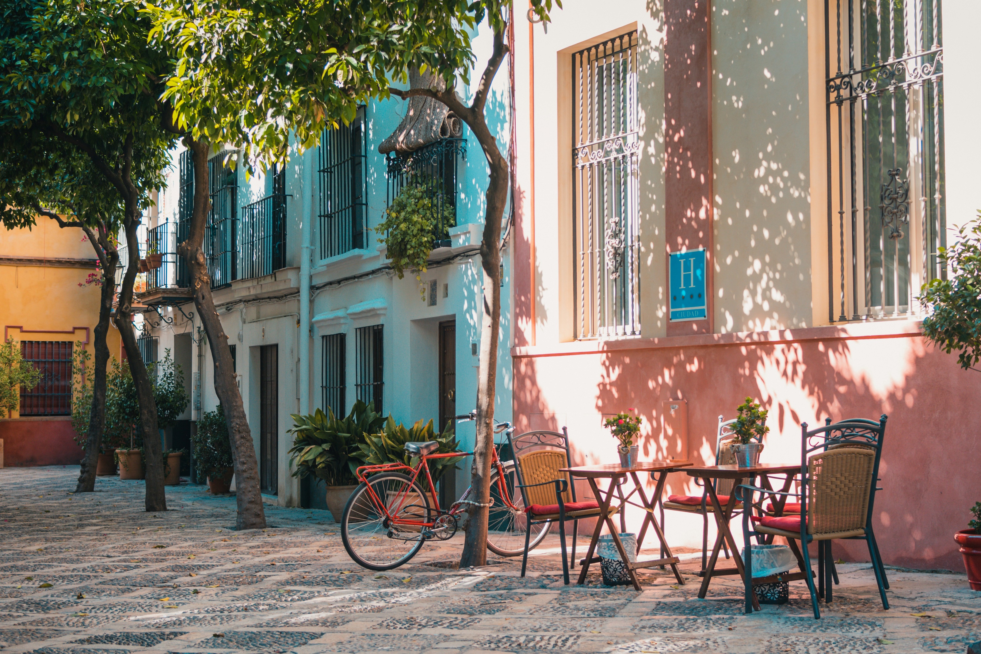 Un bonito y colorido paisaje urbano, el comienzo de tu búsqueda de una vivienda en España.