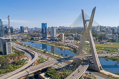 São Paulo é o principal centro económico e empresarial do Brasil, oferecendo uma enorme diversidade de serviços, cultura, gastronomia e oportunidades profissionais. A sua dimensão e dinamismo fazem da cidade um dos mercados imobiliários mais relevantes do país.