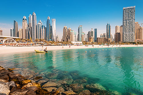 Jumeirah Beach Residence, conhecida como JBR, oferece um estilo de vida descontraído e sofisticado junto à praia. Com uma extensa promenade, restaurantes, lojas e acesso direto à praia, é uma das zonas mais atrativas para quem valoriza o mar e a vida urbana.