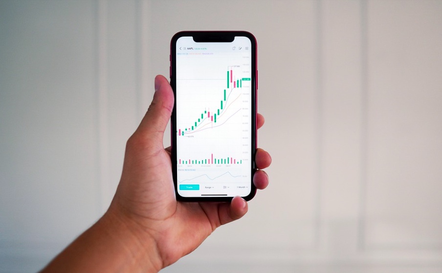   La Banca juega un papel muy importante en el mercado inmobiliario. Si hay dinero dentro del circuito, ésto redunda en un mercado muy atractivo para nosotros
