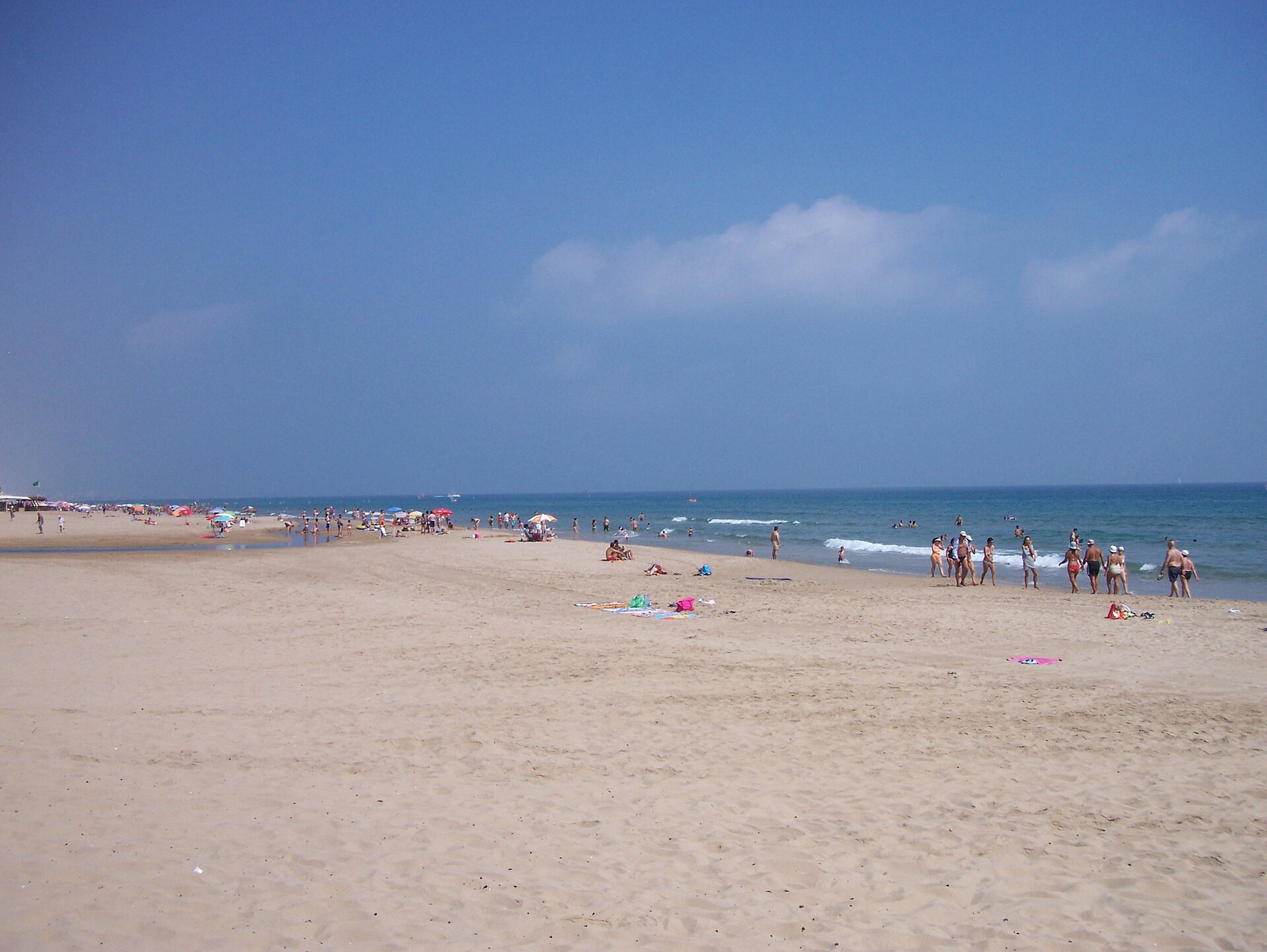 Amplia playa de arena en Oliva