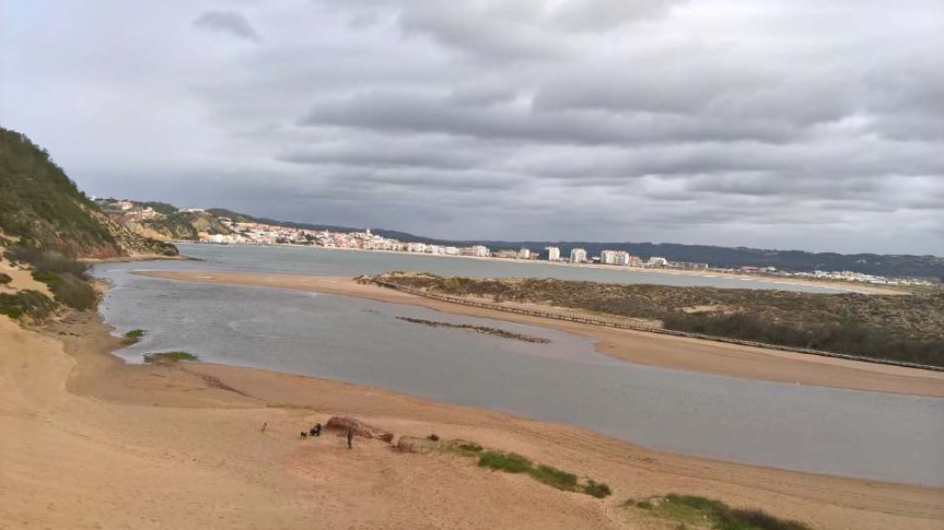 São Martinho do Porto: É uma simpática aldeia numa baía bela e calma. Esta baía é uma lagoa em forma de concha. Está ligado ao Oceano Atlântico por uma pequena passagem entre as colinas.