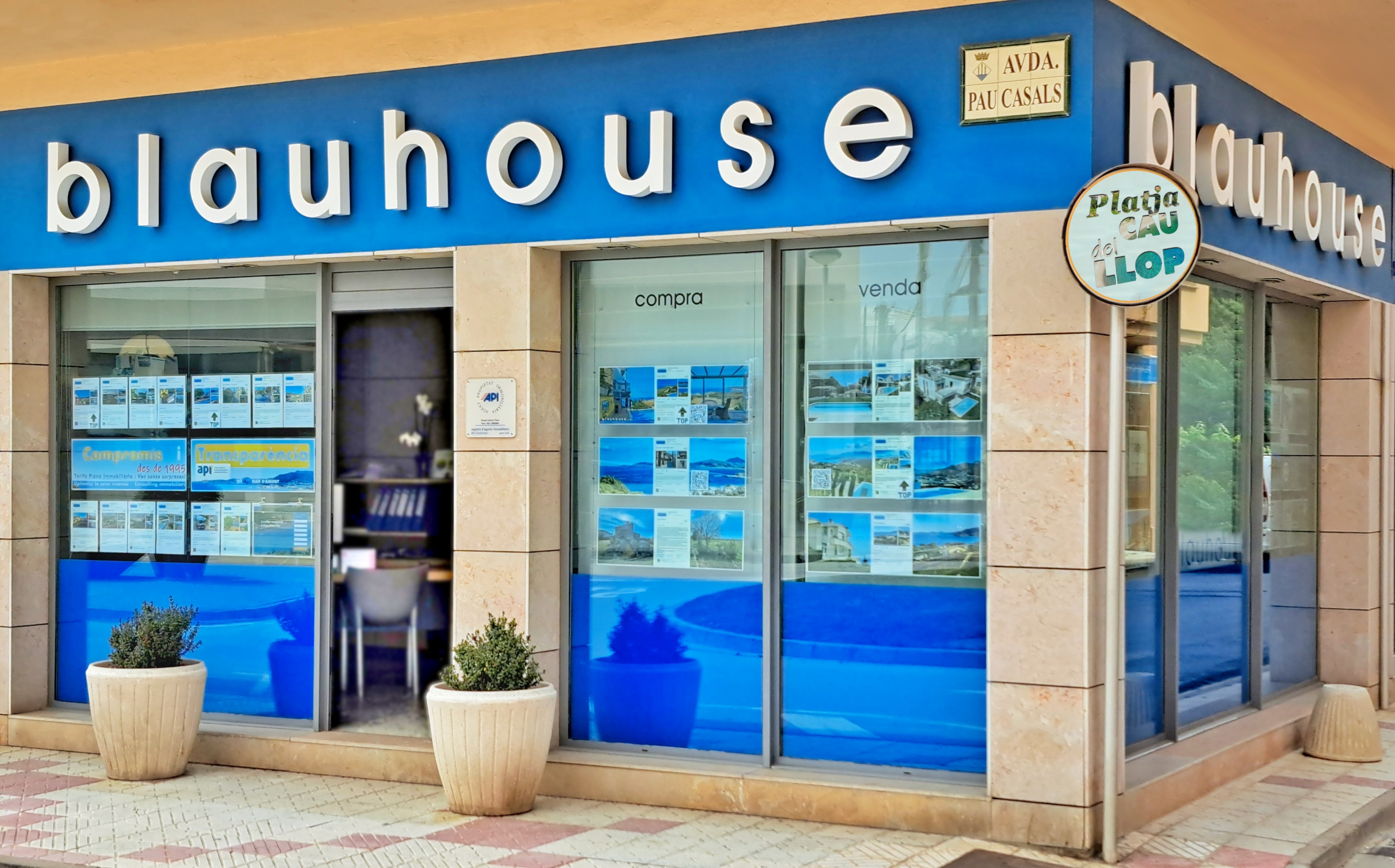 Fachada principal de la oficina de Blauhouse en Av. Pau Casals 27 de Llançà