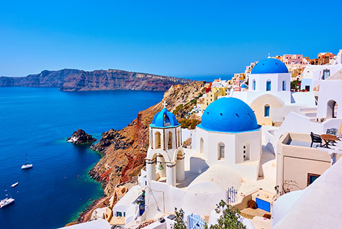 Santorini é sinónimo de paisagens deslumbrantes, casas brancas e vistas inesquecíveis sobre o mar Egeu. Um destino exclusivo, perfeito para quem procura beleza, tranquilidade e experiências únicas.