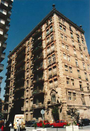 La inmobiliaria OC Real Estate, cuyas oficinas se encuentran en los bajos del icónico edificio, ha sido la encargada de realizar algunas de las reformas en este edificio