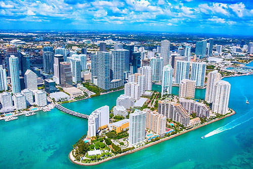 Miami é uma das cidades mais cosmopolitas e procuradas da Flórida, conhecida pelas praias, pelo clima tropical e pelo seu ambiente internacional. A cidade combina qualidade de vida, turismo, negócios e um mercado imobiliário dinâmico, sendo uma escolha atrativa para viver e investir.