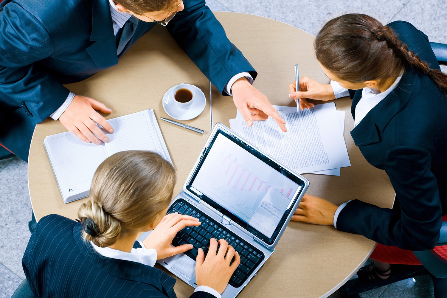 OC Real Estate Inmobiliaria destaca en el sector inmobiliario por su equipo multidisciplinario de expertos, incluyendo interioristas, abogados, licenciados en marketing y especialistas en relaciones laborales, entre otros.