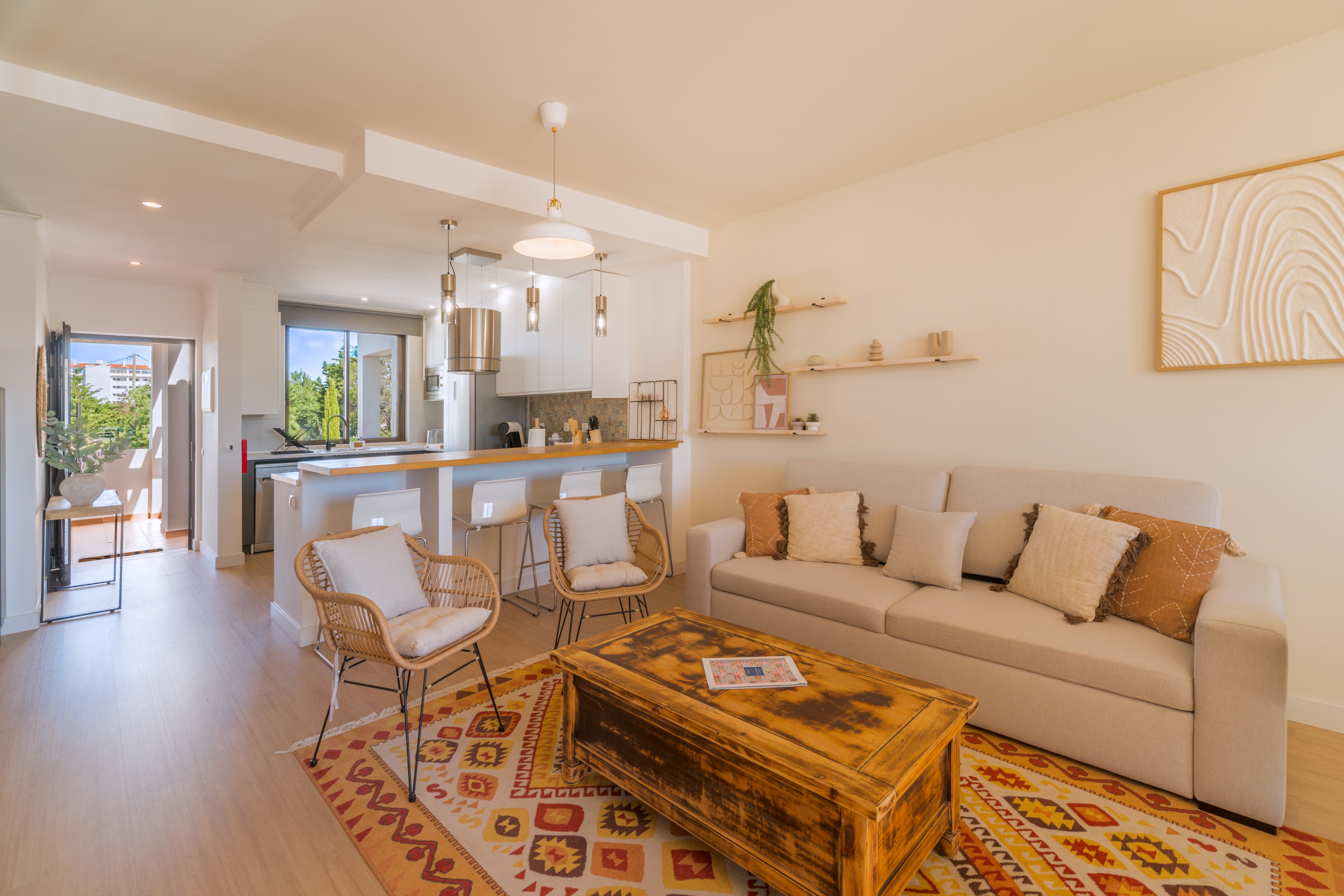Sala e cozinha da Casa Alvor