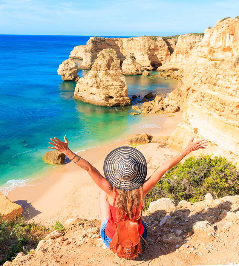 Plage et falaises de la côte de l’Algarve