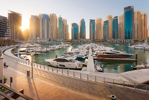 Dubai Marina destaca-se pela sua marina, arranha-céus modernos e ambiente vibrante junto à água. Com restaurantes, cafés, comércio e uma ampla oferta residencial, é uma escolha ideal para quem procura um estilo de vida dinâmico e contemporâneo.