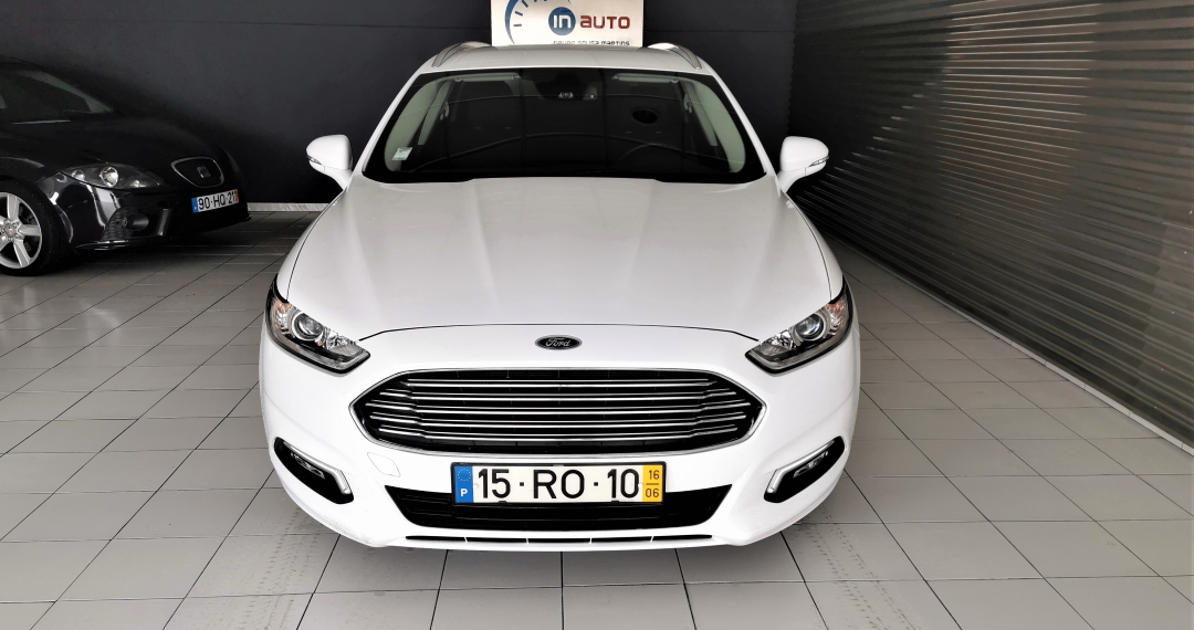 Novo modelo da Ford Mondeo com frente agressiva. Espaço e economia não faltam. Vendida em 2021.