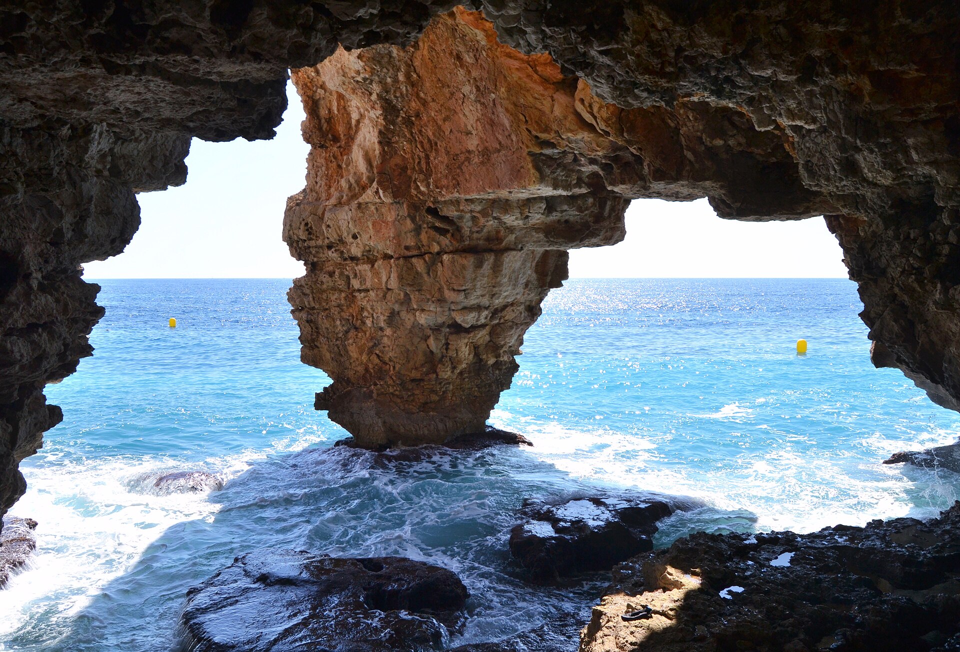 La cueva marina Cova dels Arcs