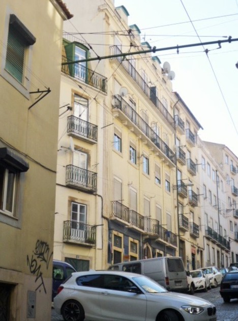 Building (2 shops + 10 flats) — Calçada de Santo André, São Vicente, Lisbon