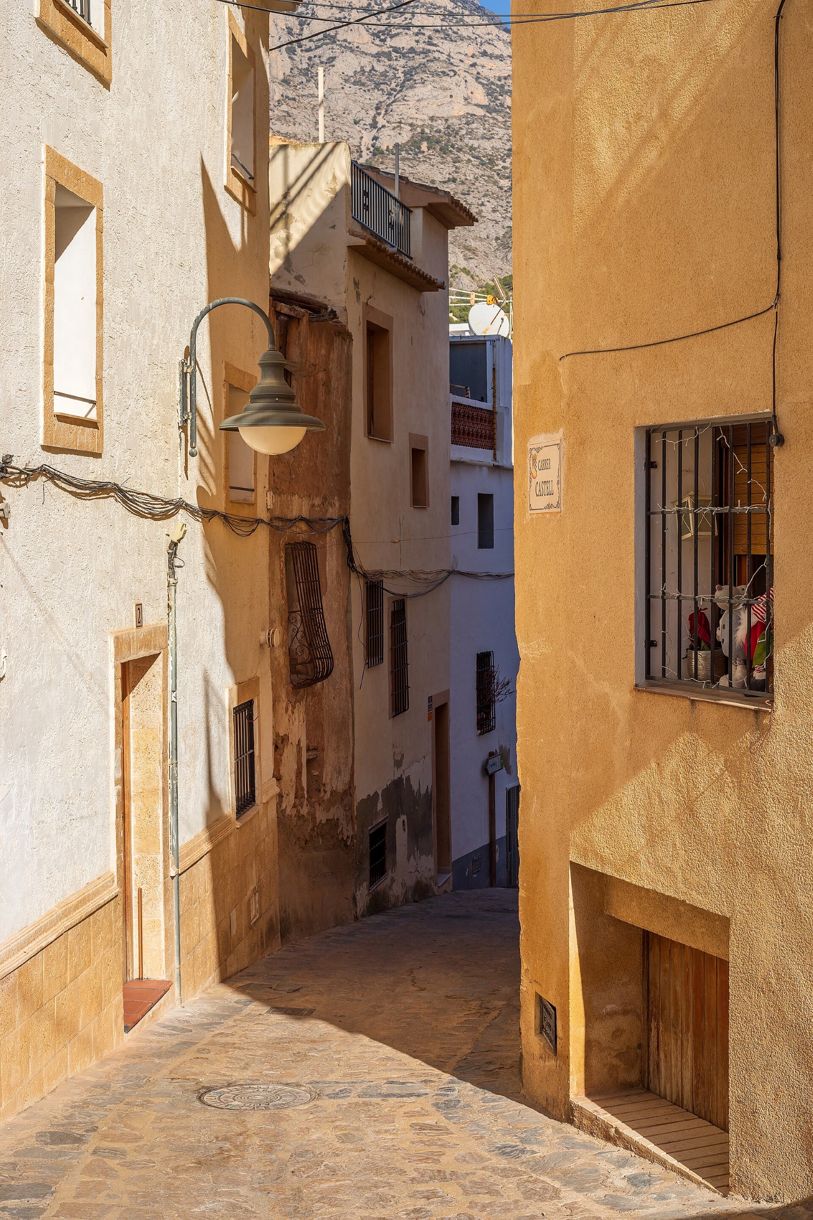 Calle estrecha del casco antiguo de Finestrat