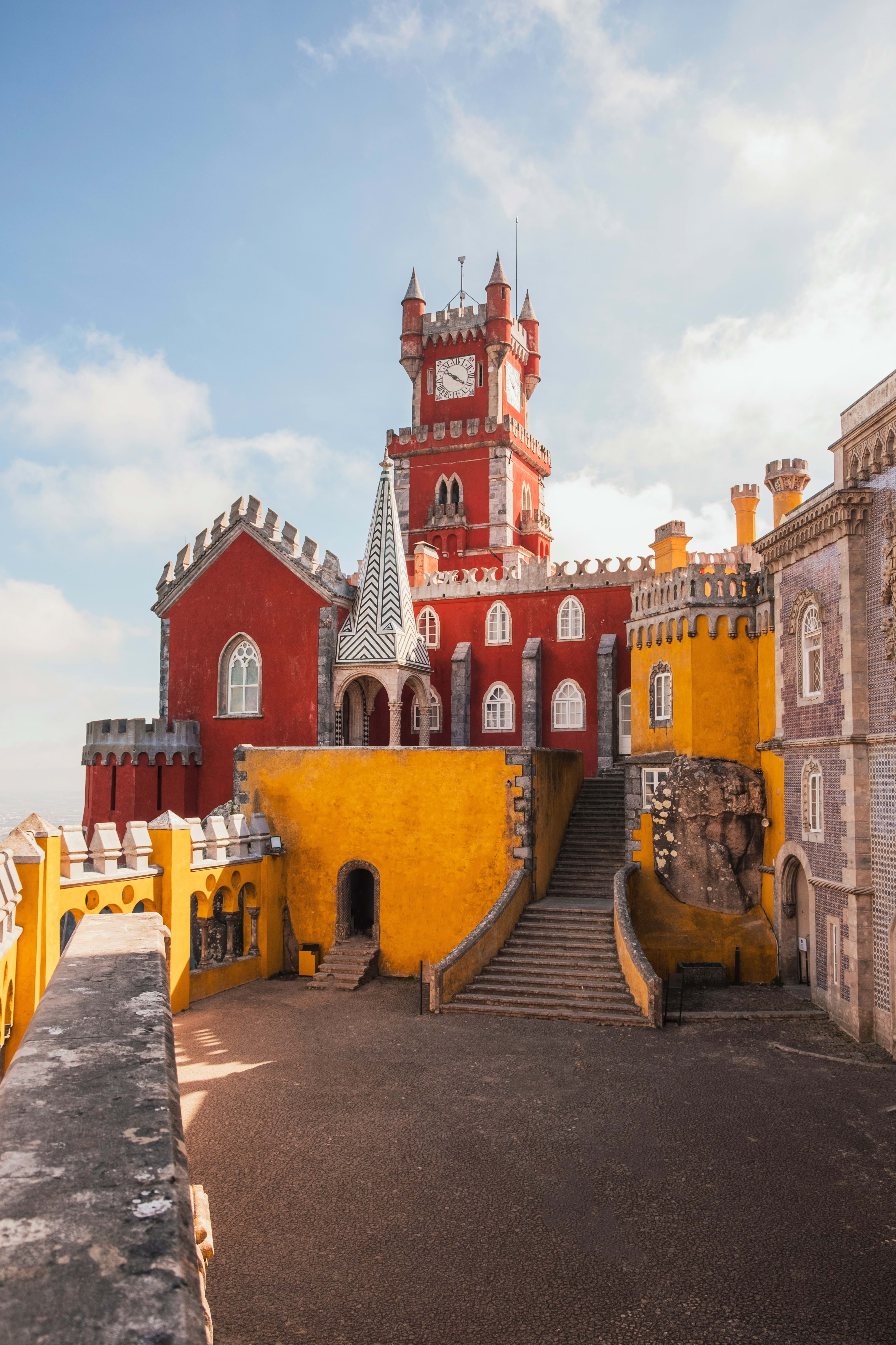 Découvrez la Casa da Guia à Cascais, un complexe charmant avec des restaurants, des boutiques et un cadre magnifique en bord de mer. Profitez de vues spectaculaires sur l'Atlantique en explorant cette destination pittoresque, parfaite pour une journée de détente.